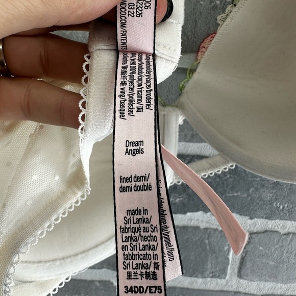 Victoria’s Secret Dream Angels Lightly-Lined Strawberry Embroidery Demi Bra - Picture 8 of 8